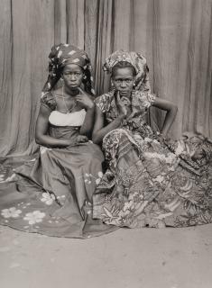 Seydou Keïta - Sans titre (deux jeunes filles assises), 1952-1955