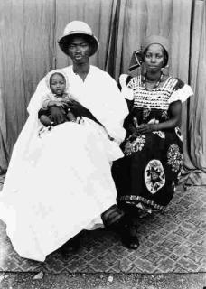 Seydou Keita - Untitled (Bamako family group, Mali) (1950s)