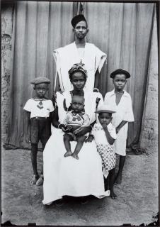 Seydou Keïta - \'Untitled (Family)\', 1952-55