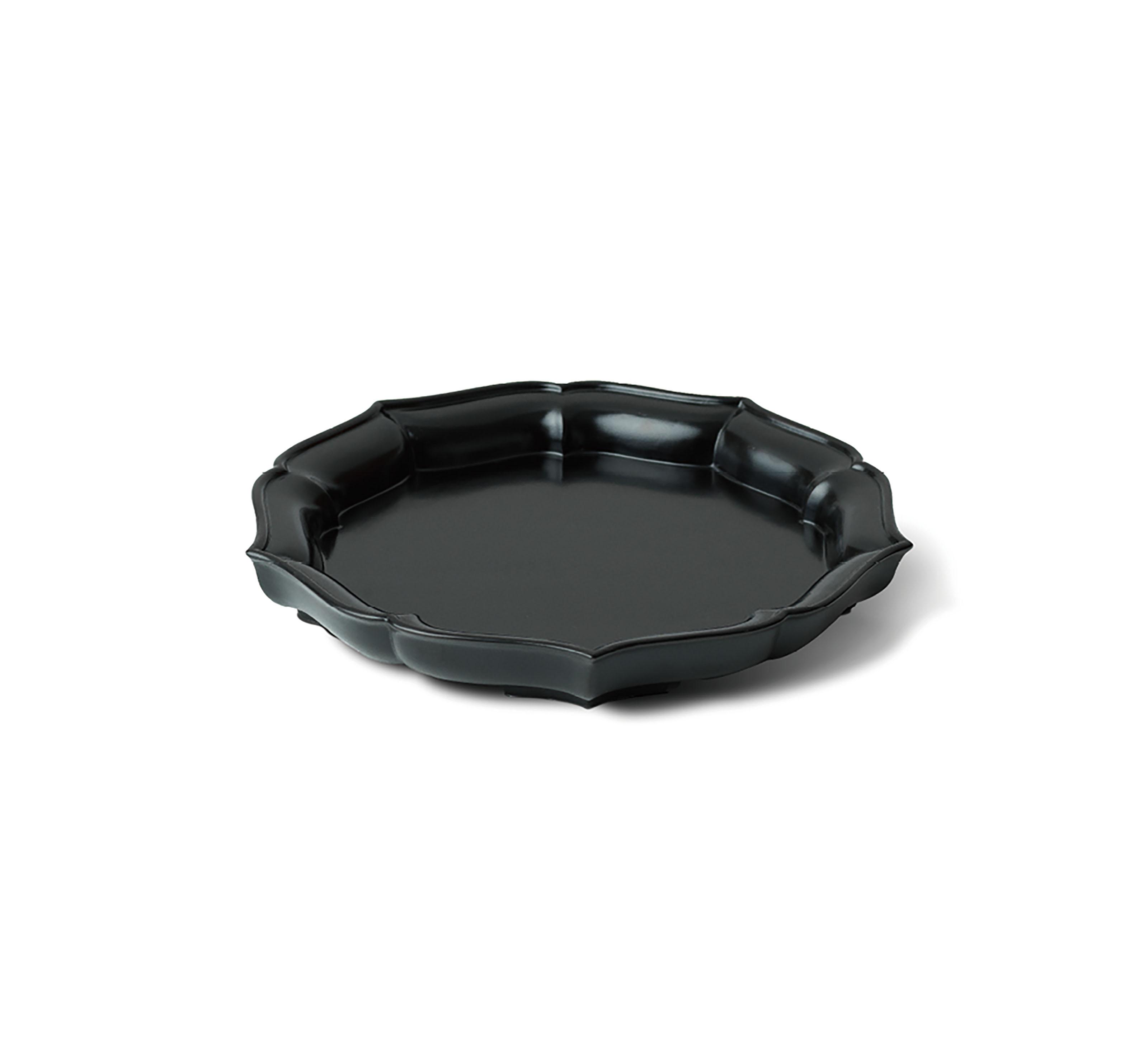 Shen Kelong - A BLACK LACQUER DISH
