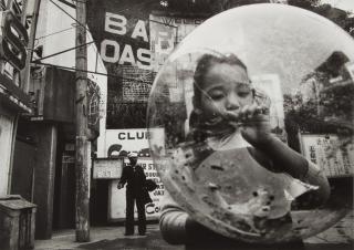 Shomei Tomatsu - Untitled (from \'Chewing Gum and Chocolates, Yokosuka\')