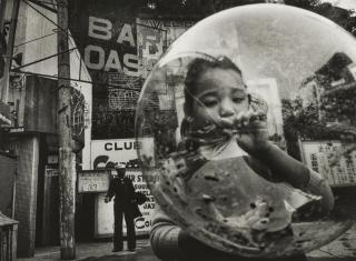 Shomei Tomatsu - Untitled (series \'Chewing Gum and Chocolate, Yokosuka\'), 1958