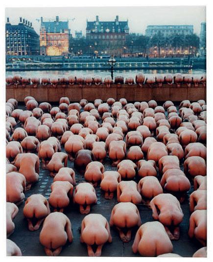Spencer Tunick - London 2 (the Saatchi Gallery), 2003