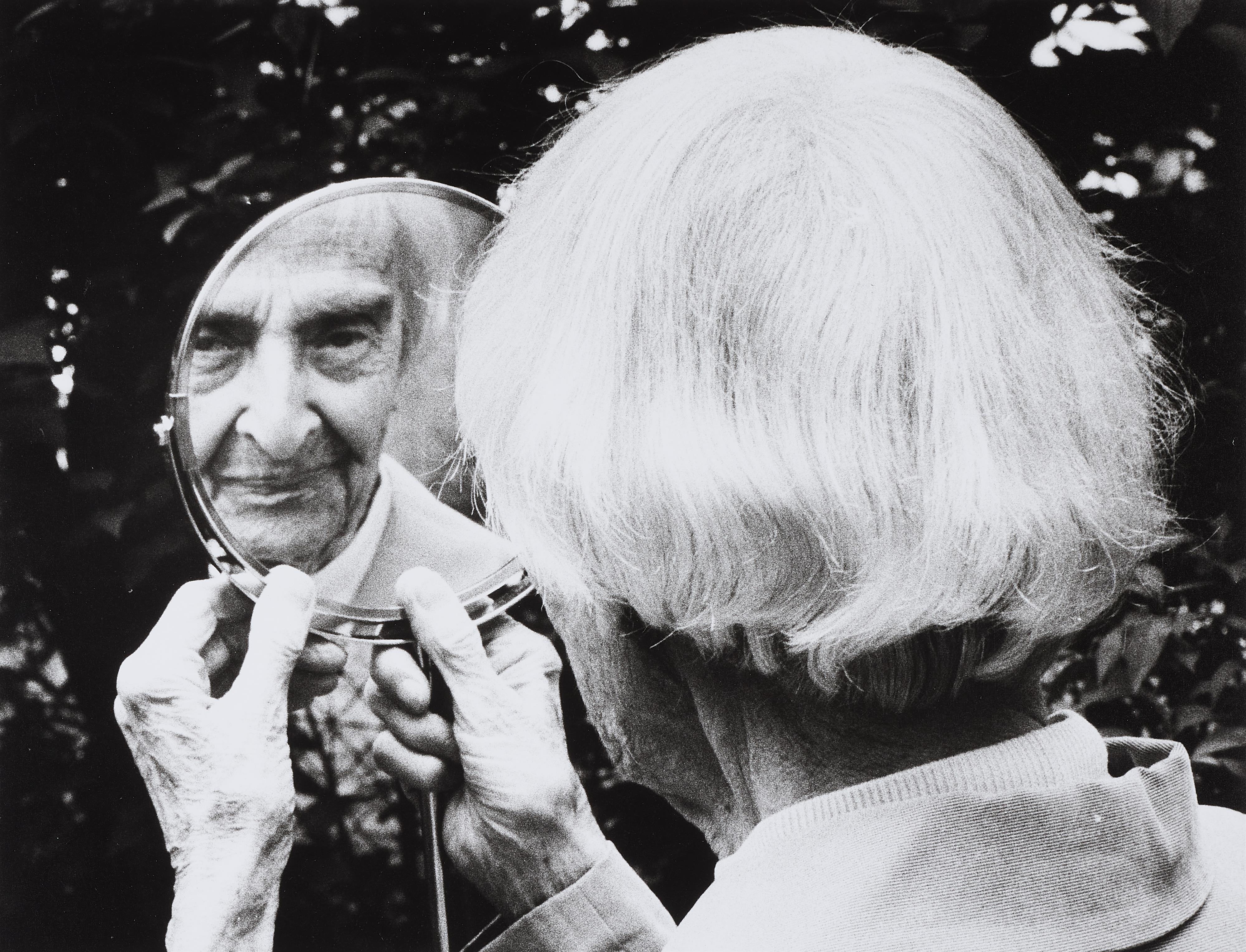 Stefan Moses - Ellen Auerbach im Garten Moses (aus der Serie: Selbst im Spiegel)