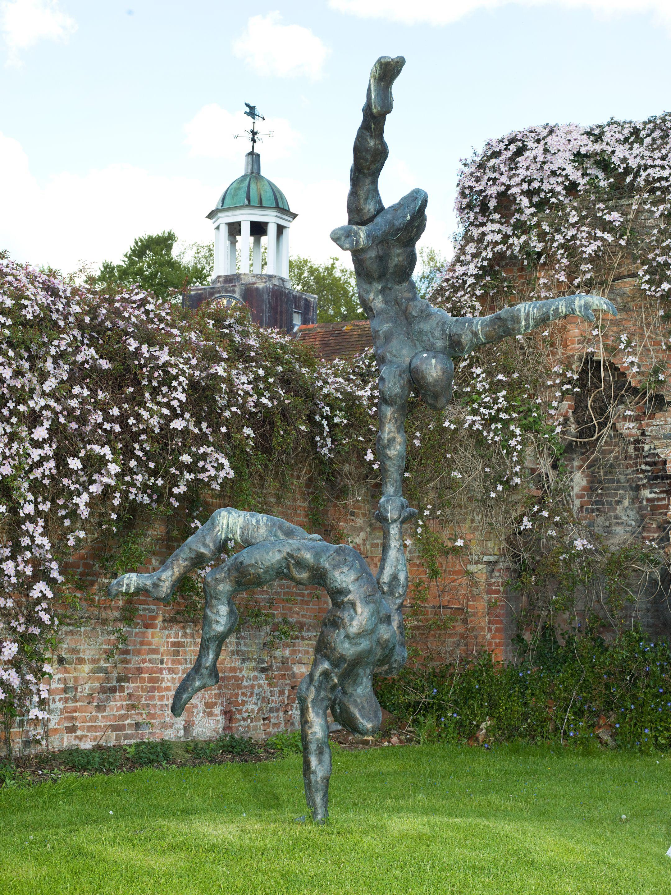 Stella Shawzin - Two balancing figures