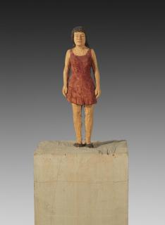 Stephan Balkenhol - Frau in rotem Kleid