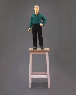 Stephan Balkenhol - Mann mit grünem Hemd und schwarzer Hose.