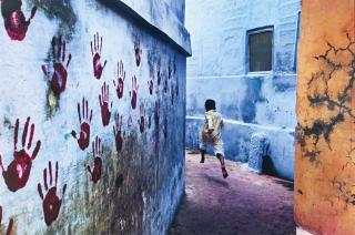Steve McCurry - Boy In Mid-Flight, Jodhpur, India