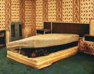 Taryn Simon - Larry Mayes, Scene of Arrest, The Royal Inn, Gary, Indiana. Police found Mayes hiding beneath a mattress in this room. Served 18,5 years of an 80-year sentence for rape, robbery and unlawful