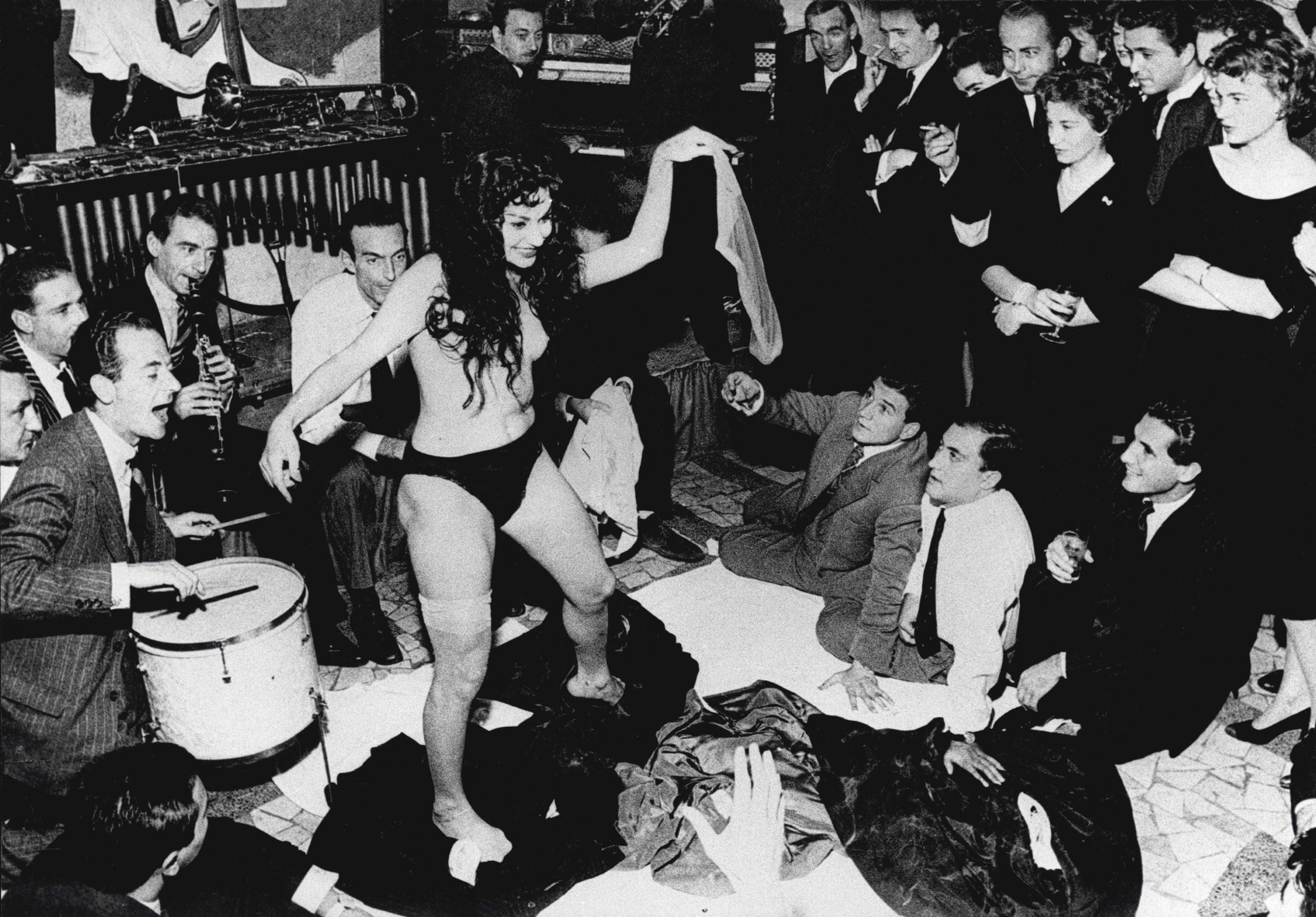 Tazio Secchiaroli - Roma, Lo spogliarello di Aiké Nana al Rugantino (Rome, The stripping of Aiche Nana at Rugantino), 1958