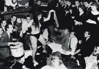 Tazio Secchiaroli - Roma, Lo spogliarello di Aiké Nana al Rugantino (Rome, The stripping of Aiche Nana at Rugantino), 1958