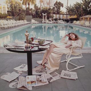 Terry O\'Neill - Faye Dunaway by the Pool, Beverly Hills, 1977