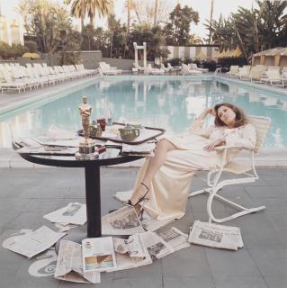Terry O’Neill - Faye Dunaway with Oscar, Beverly Hills, 1977