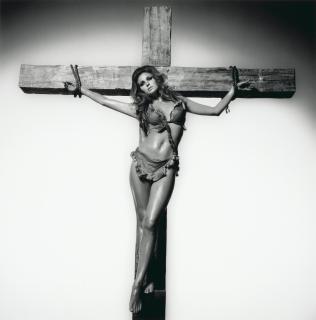 Terry O\'Neill - Raquel Welch on the Cross, Los Angeles