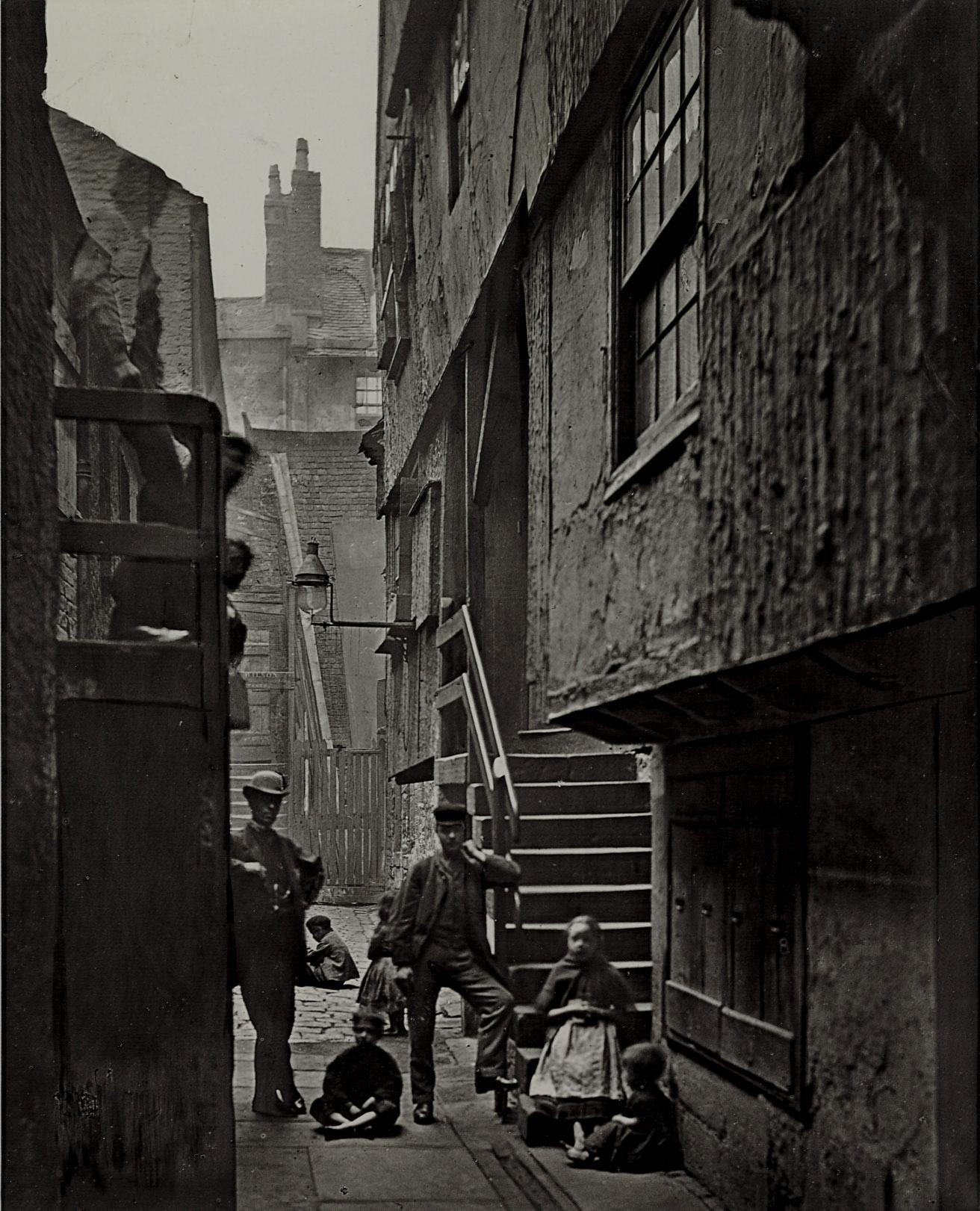 Thomas Annan - Close, No. 28 Saltmarket, Glasgow, 1868