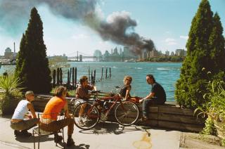 Thomas Höpker - Blick von Williamsburg, Brooklyn, auf Manhattan, 11. September 2001