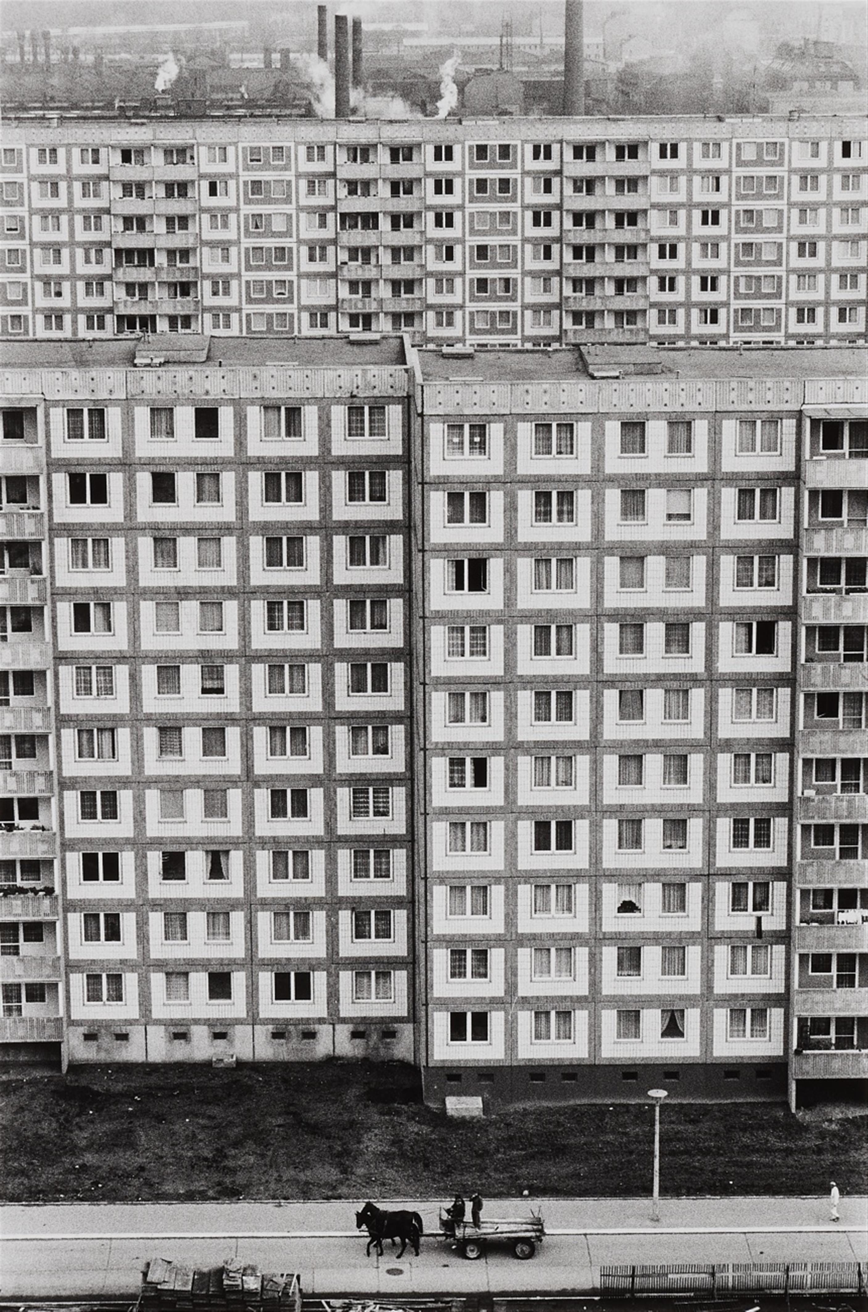 Thomas Hoepker - Plattenbau, Ost-Berlin