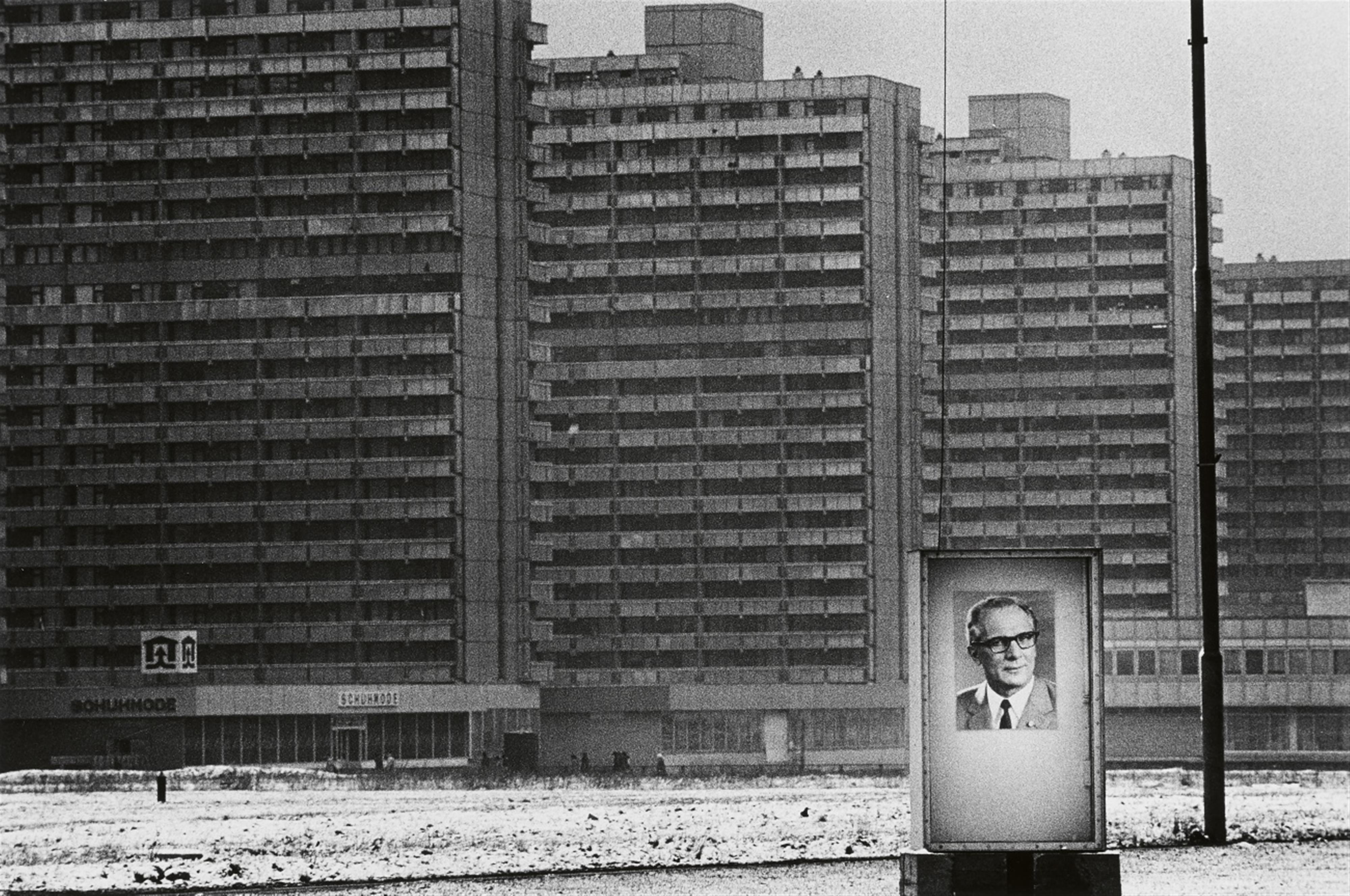 Thomas Höpker - Plattenbau-Siedlung mit Propagandaportrait des Ersten Sekretärs der SED Erich Honecker, Halle, DDR