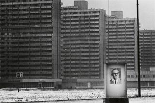 Thomas Höpker - Plattenbau-Siedlung mit Propagandaportrait des Ersten Sekretärs der SED Erich Honecker, Halle, DDR