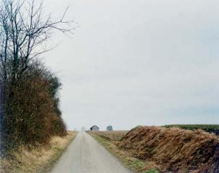 Thomas Struth - Feldweg mit Scheune bei Welsikon -- Landschaft No. 28, Winterthur 1993