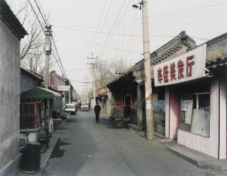 Thomas Struth - Gasse zur Wangfujing Lu, Beijing (Alleyway to Wangfujing Lu, Beijing)