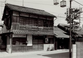 Thomas Struth - Woodhouse with Lanterns, Yamaguchi, 1986