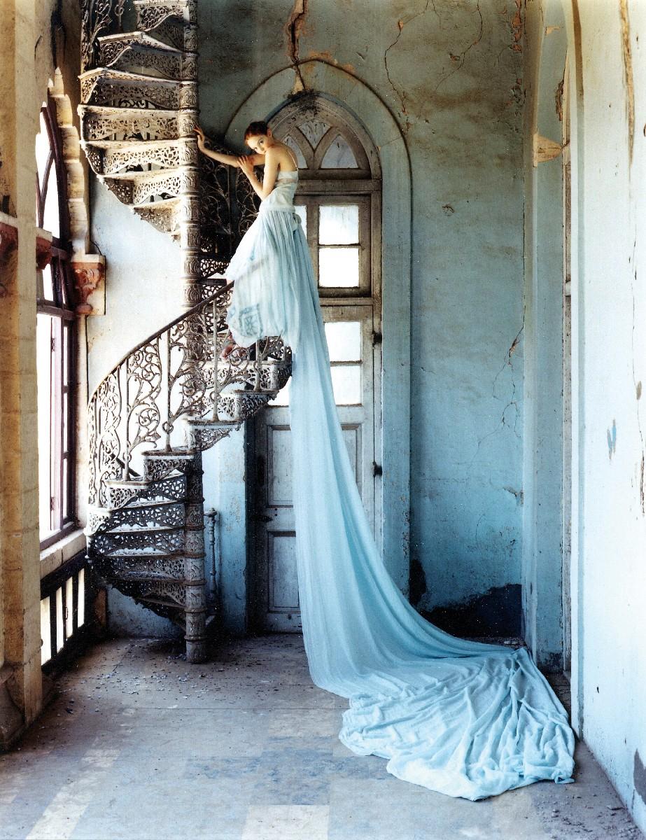 Tim Walker - »Lily and spiral staircase«
