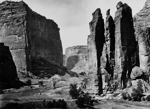 Timothy H. O\'Sullivan - Cañon de Chelley, Walls of the Grand Cañon about 1200 feet in height