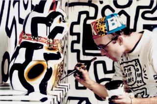 Tseng Kwong Chi - Keith Haring at the Pop Shop, c. 1985