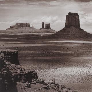 Tseng Kwong Chi - Monument Valley, Arizona, 1987