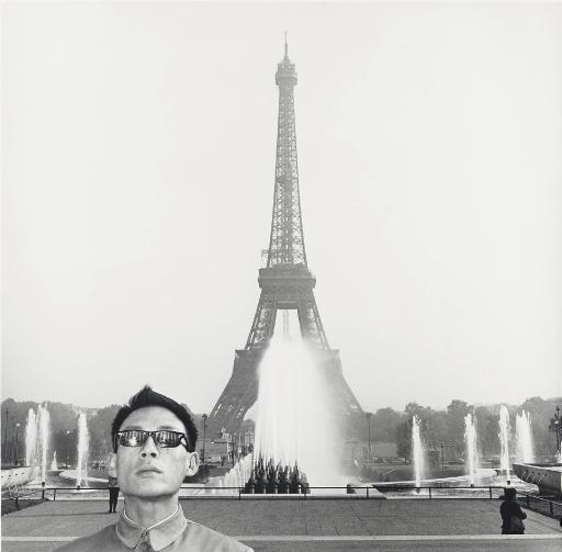 Tseng Kwong Chi - Paris, France, 1983