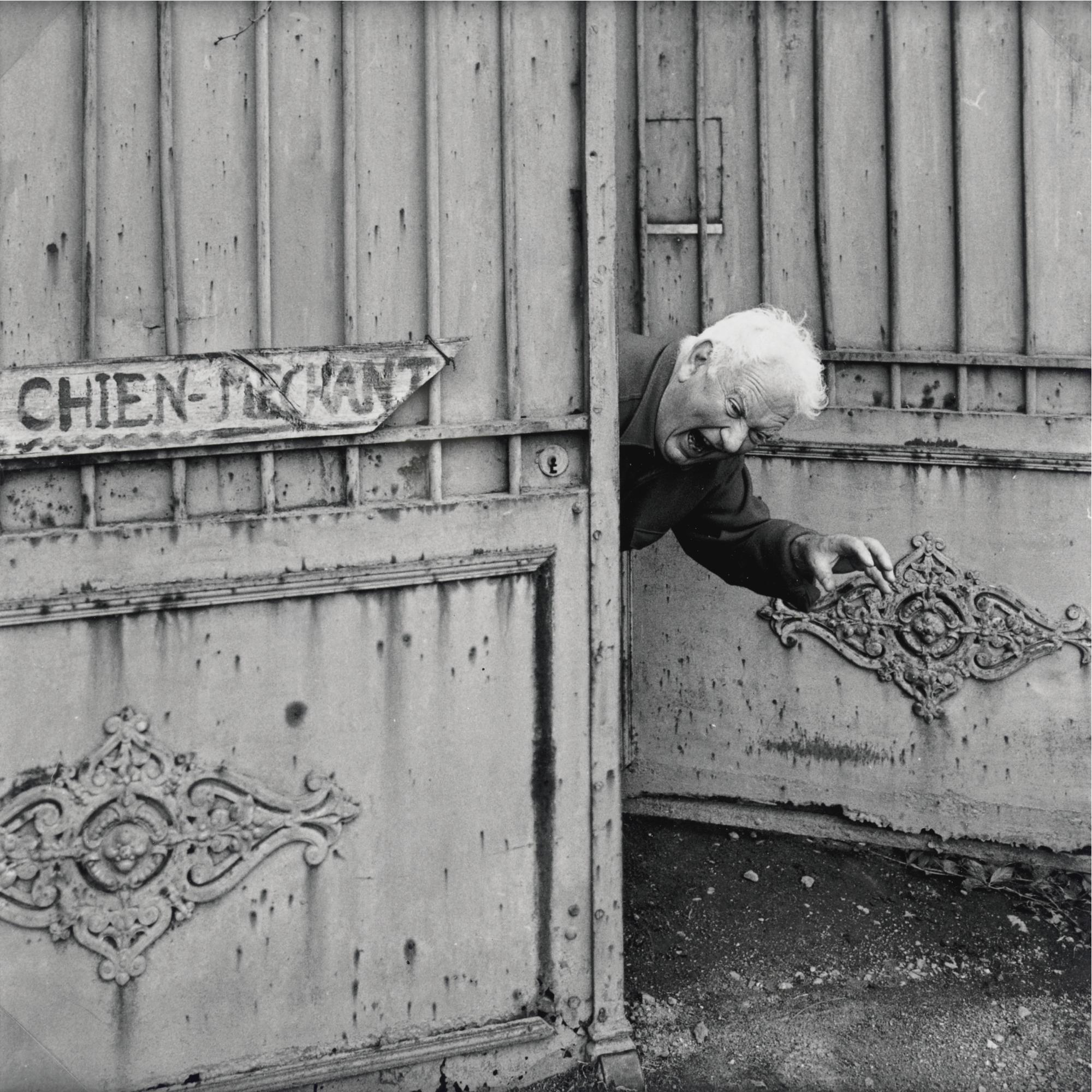 Ugo Mulas - Alexander Calder, Chien Méchant, Saché, 1961