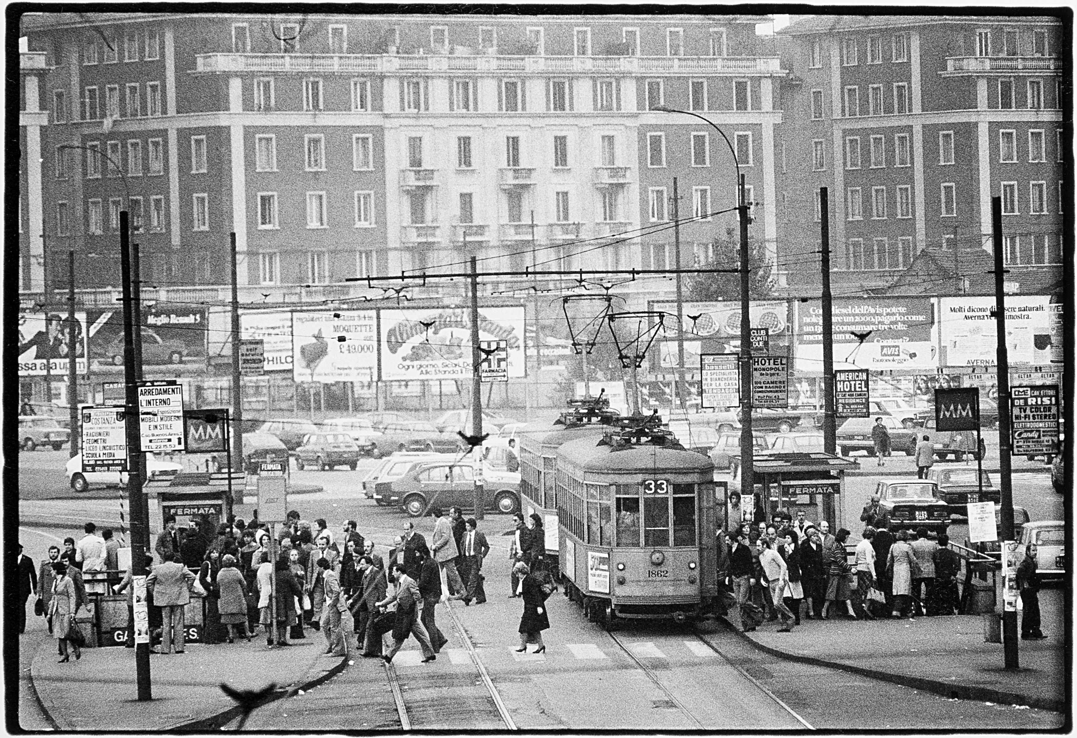 Uliano Lucas - Milano, pendolari a porta Garibaldi 1970 ca.