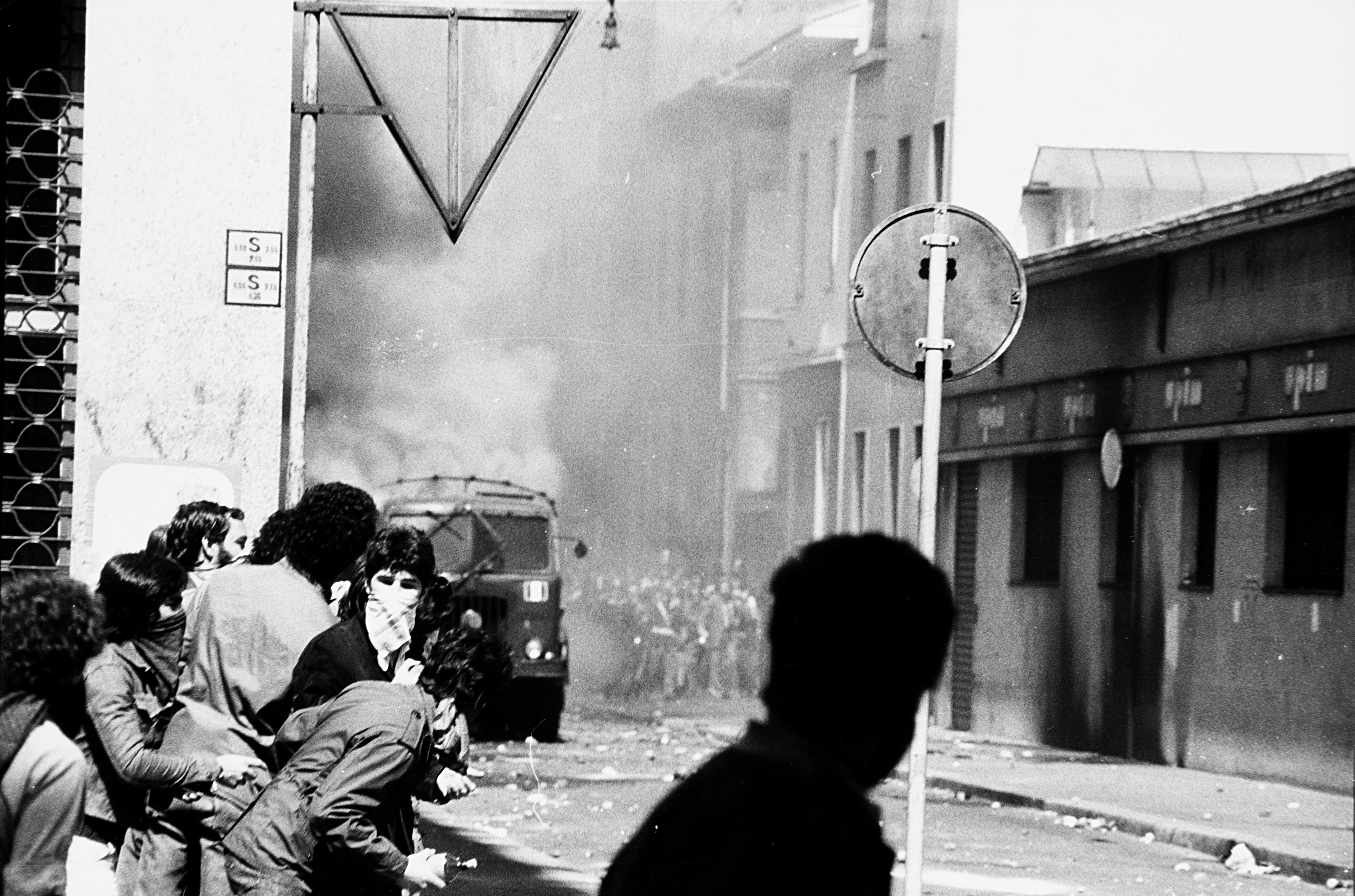 Uliano Lucas - Milano scontri in via Mancini sede del M.S.I. 1970 ca.