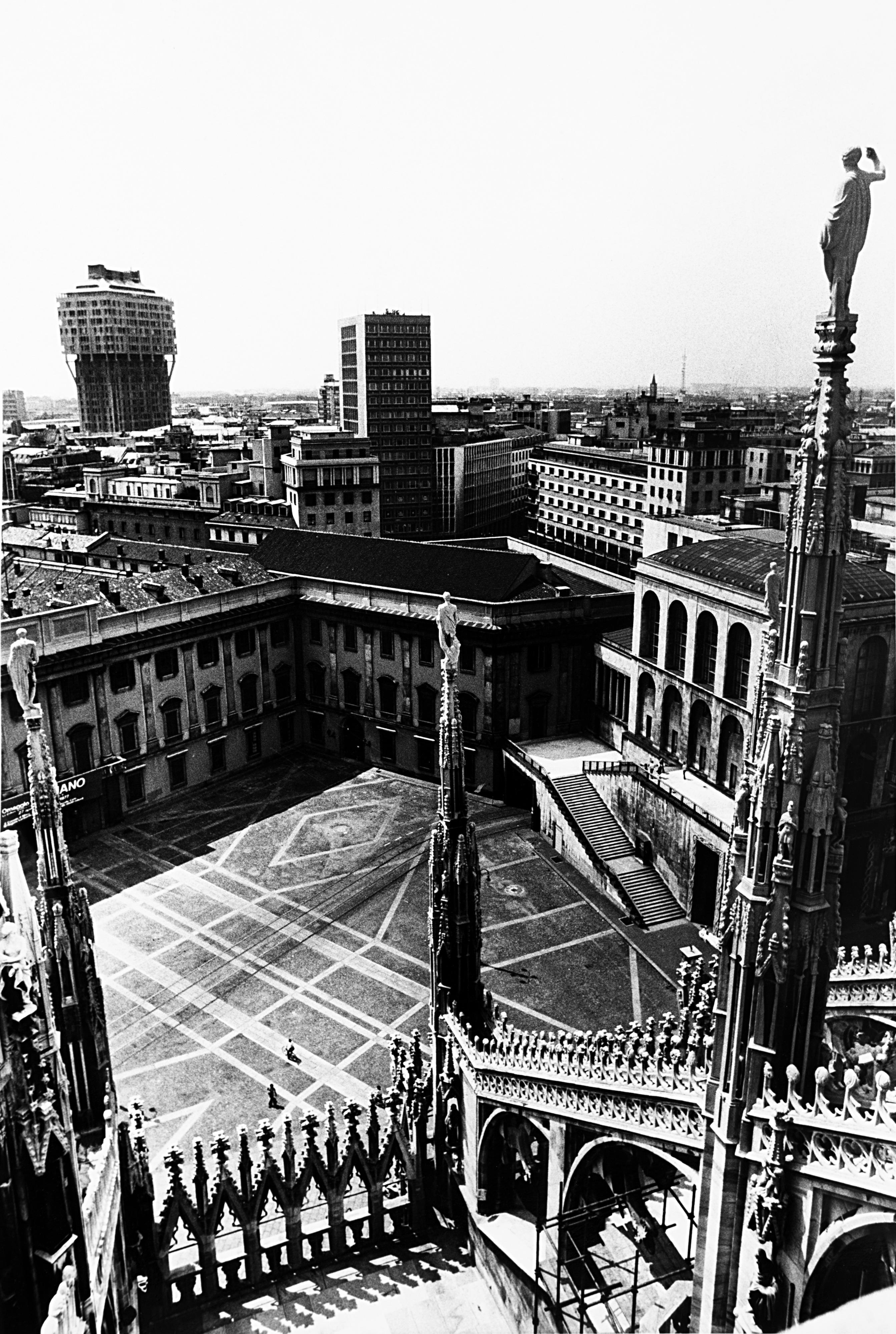 Uliano Lucas - Milano - Torre Velasca 1970 ca.