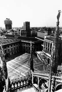 Uliano Lucas - Milano - Torre Velasca 1970 ca.