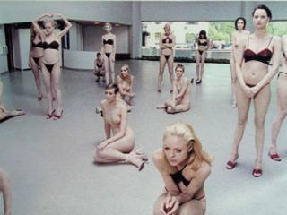 Vanessa Beecroft - VB35 (Performance, 1998 Solomon R. Guggenheim Museum, NY- U.S.A.)
