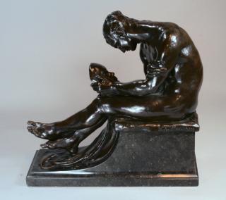 Victor Rousseau - Mann, eine Maske Beethovens betrachtend.