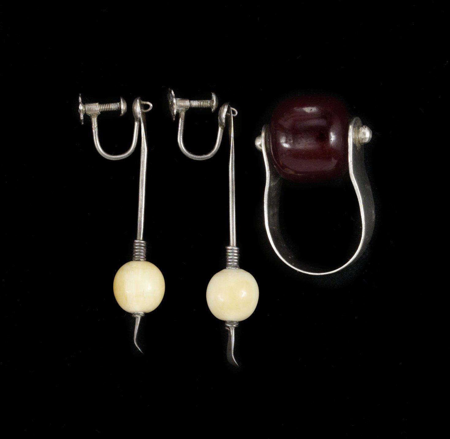 Vivianna Torun Bülow-Hübe - A pair of Torun Bülow Hübe earrings with bone beads and a ring with a burgundy glass bead, unmarked, made in her own workshop in Stockholm ca 1949.
