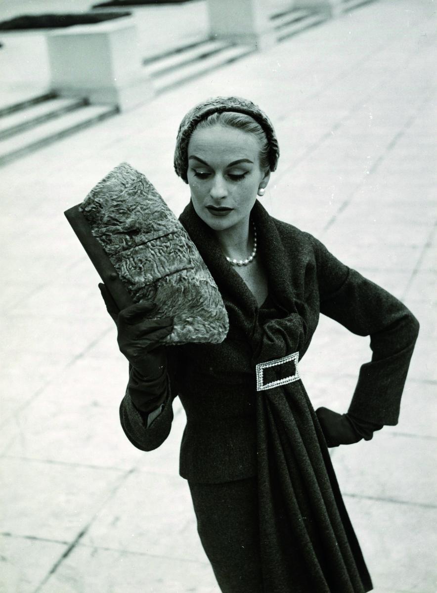 Walde Huth - Ohne Titel (Model mit Handtasche)