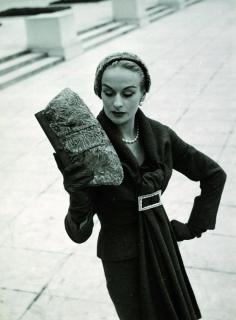 Walde Huth - Ohne Titel (Model mit Handtasche)