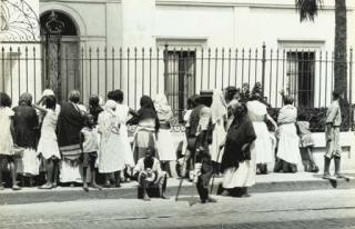 Walker Evans - Breadline, Havana, 1933