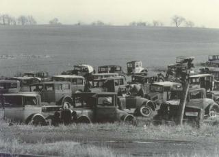 Walker Evans - Joe\'s Auto Graveyard, Near Bethlehem, Pa., 1936