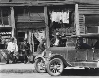 Walker Evans - Sidewalk in Mississippi, 1936