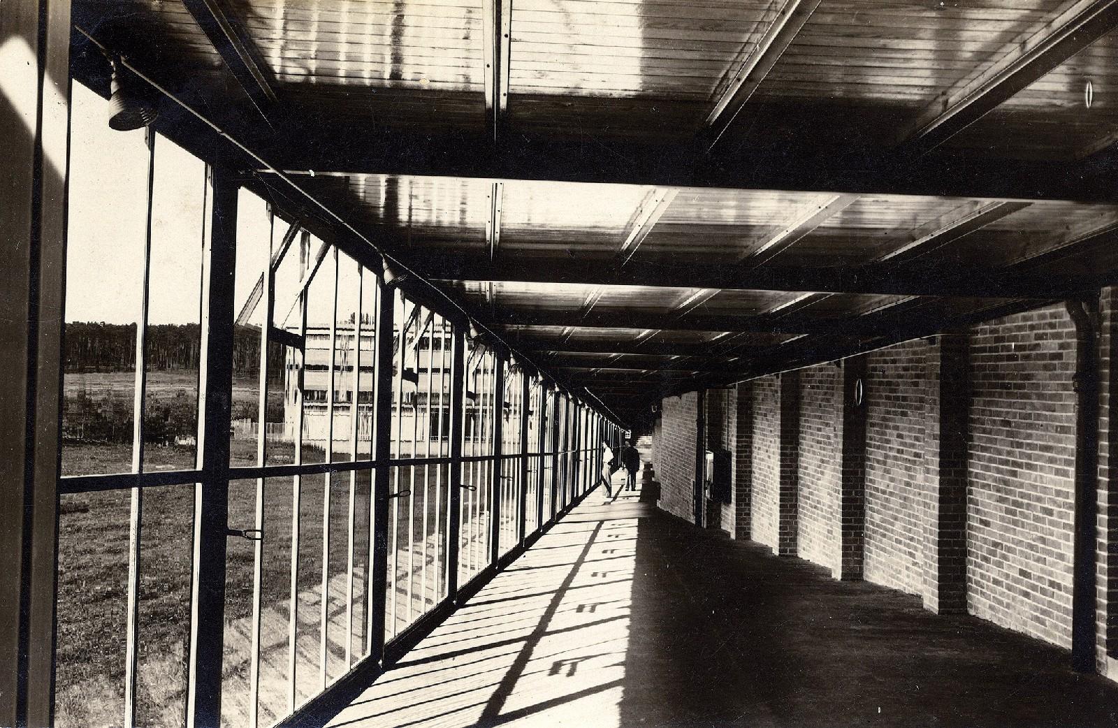 Walter Peterhans - »Bundesschule des ADGB. Bernau bei Berlin«. (Verbindungsgang entlang des Wohnpavillons)