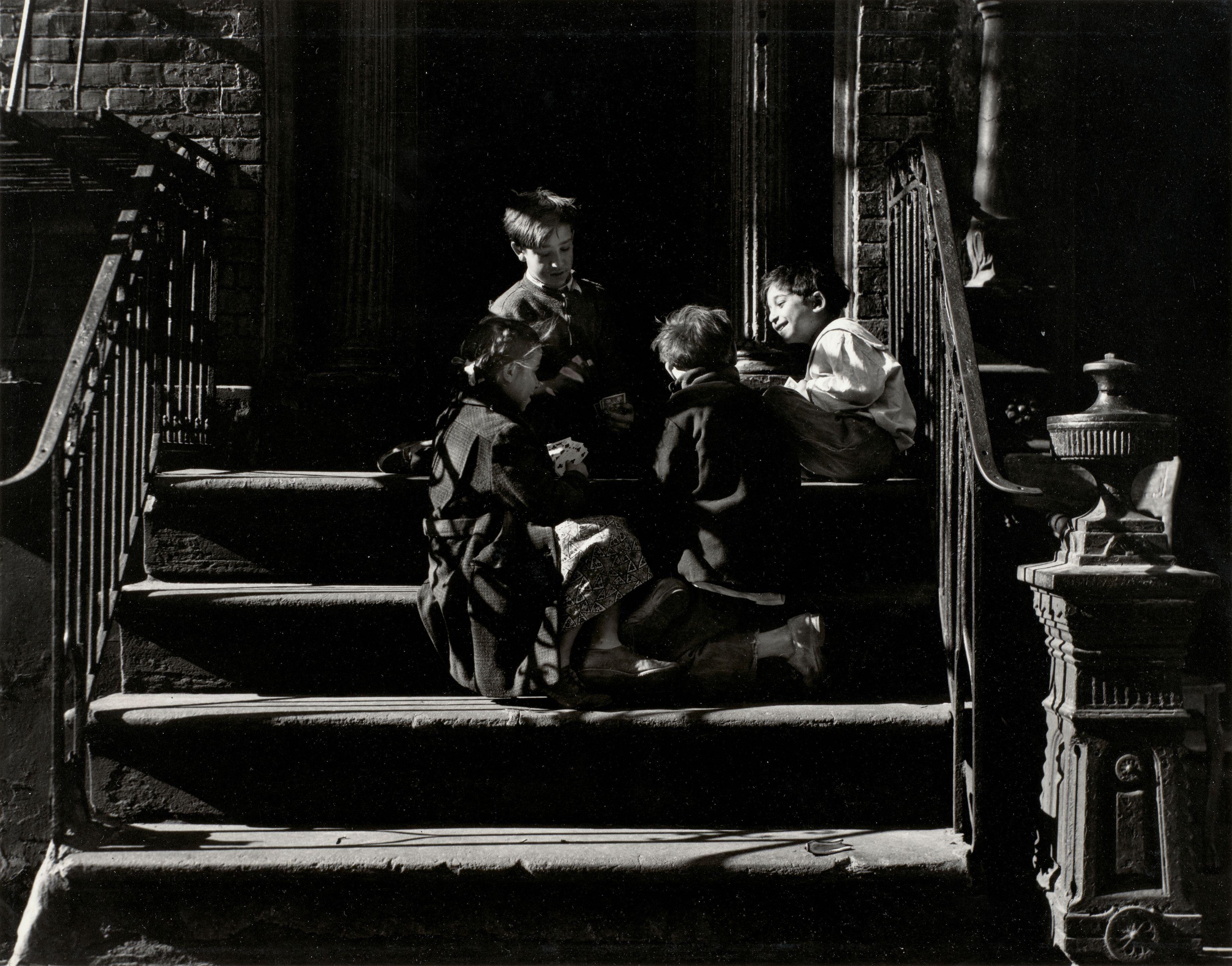 Walter Rosenblum - Gypsy Children Playing Cards, Pitt Street, New York