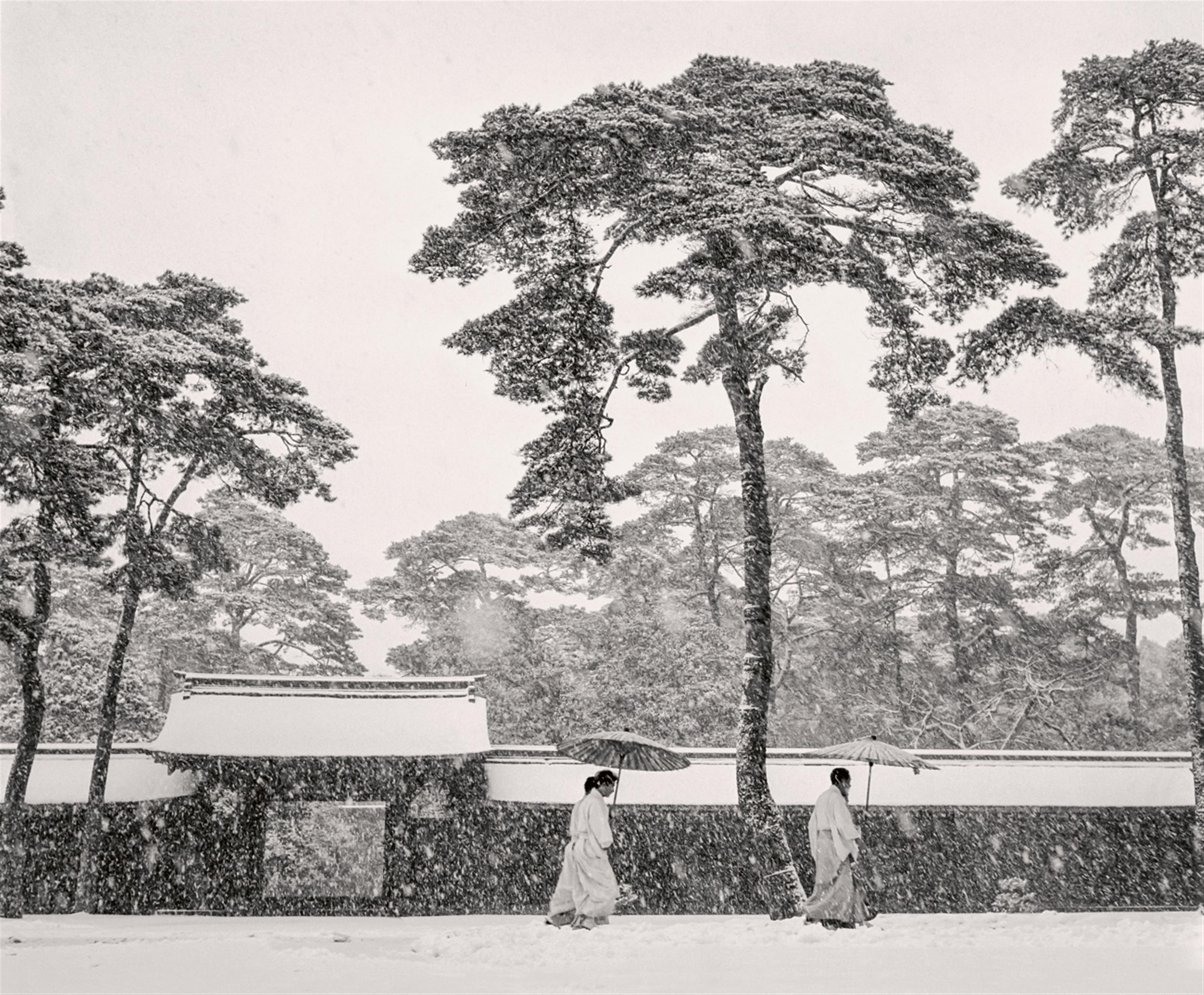 Werner Bischof - Im Innenhof des Meji-Tempels, Tokyo, Japan
