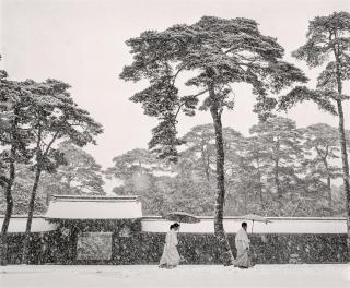 Werner Bischof - Im Innenhof des Meji-Tempels, Tokyo, Japan