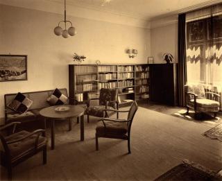 Werner Mantz - »Innenansicht Bücherei + Sitzplatz« (Haus: Dr. Brünell / Architekt Franz Nöcker, Köln)