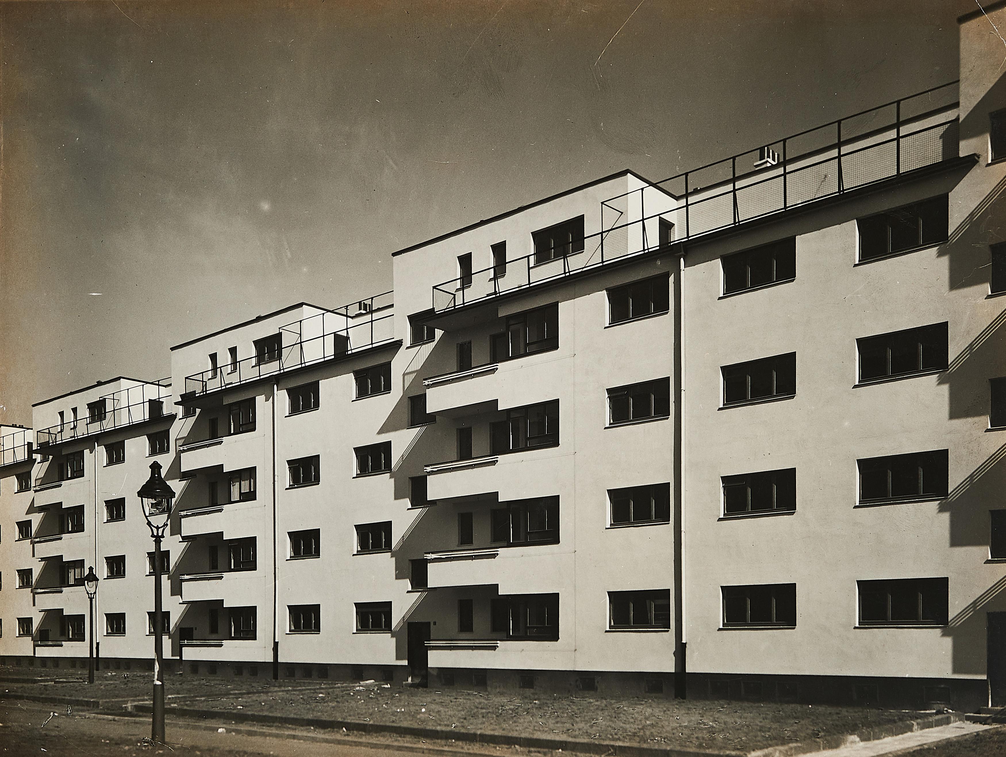 Werner Mantz - Siedlung Köln-Kalkerfeld, Schrägansicht eines Wohnblocks.
